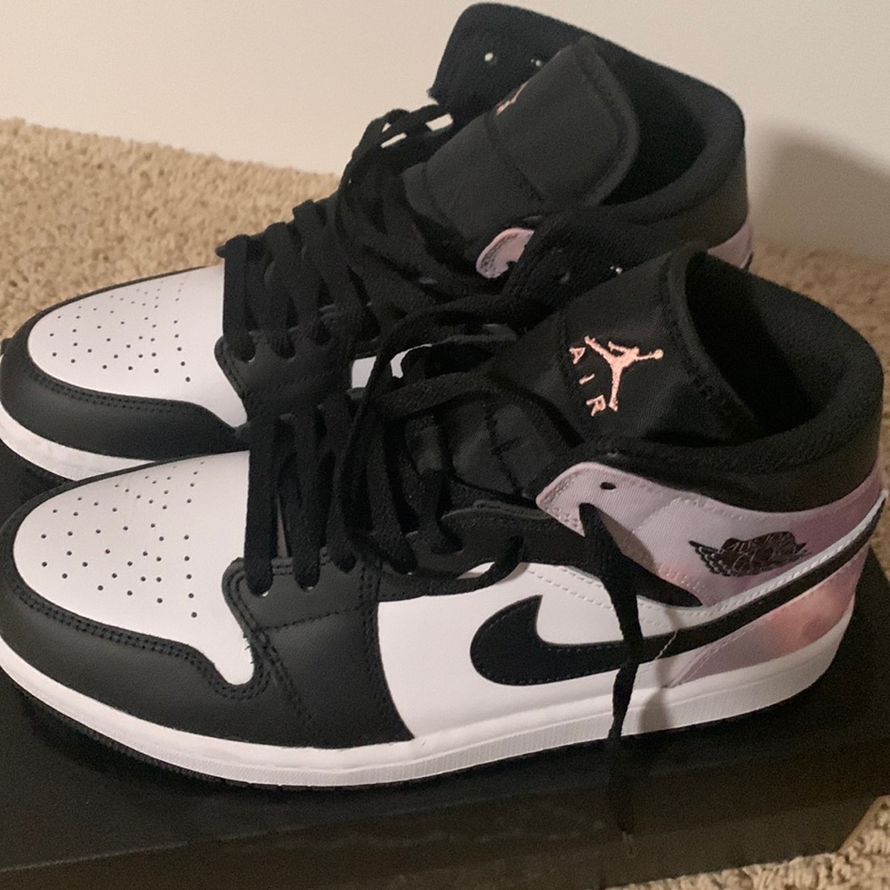 Air Jordan 1 Mid SE, size 8 mens